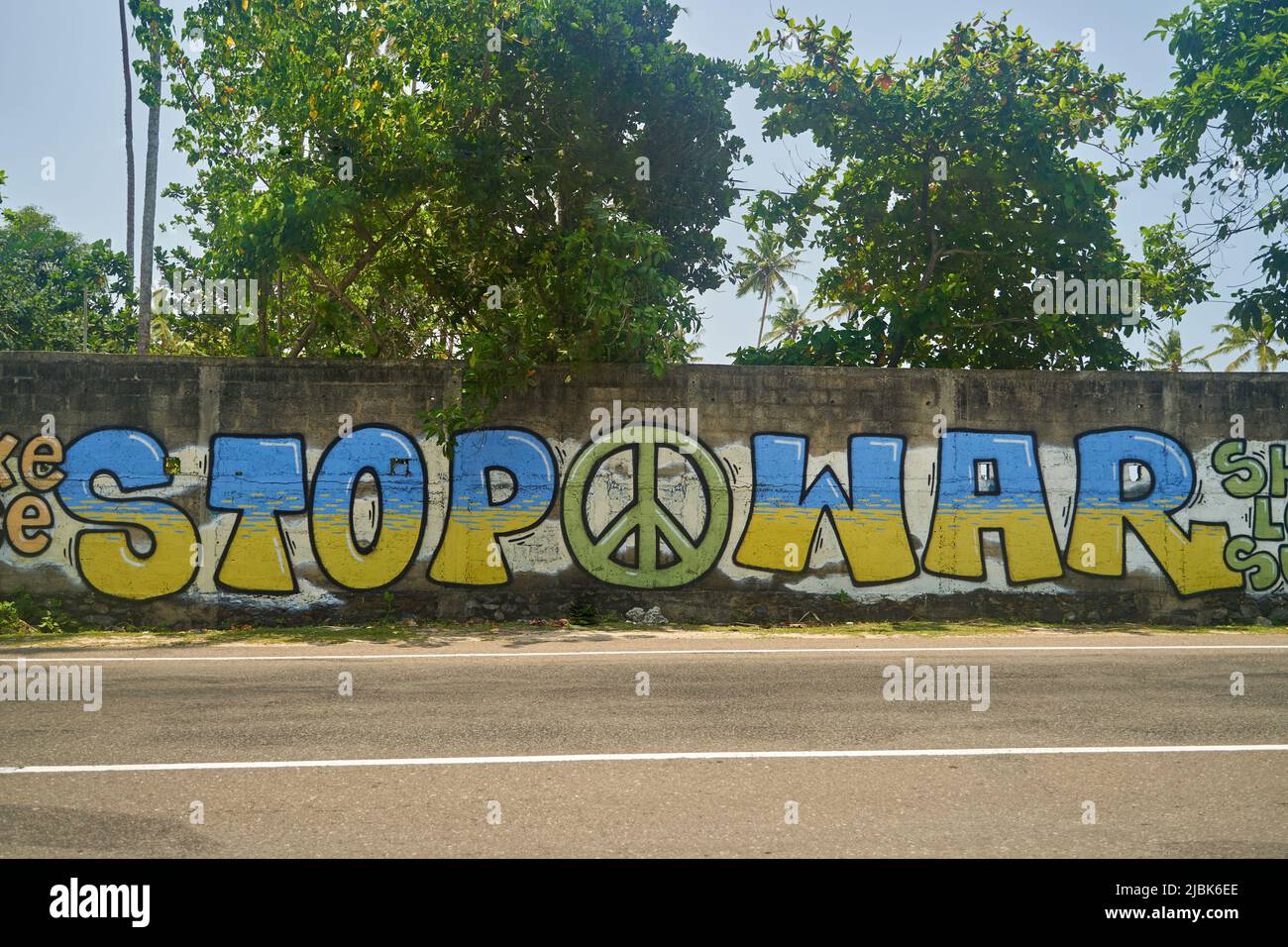 Midigama, Sri-lanka - 25.03.2022: Graffiti an der Wand Stoppt den Krieg in den Farben der ukrainischen Flagge. Graffiti gewidmet Veranstaltungen in der Ukraine Stockfoto