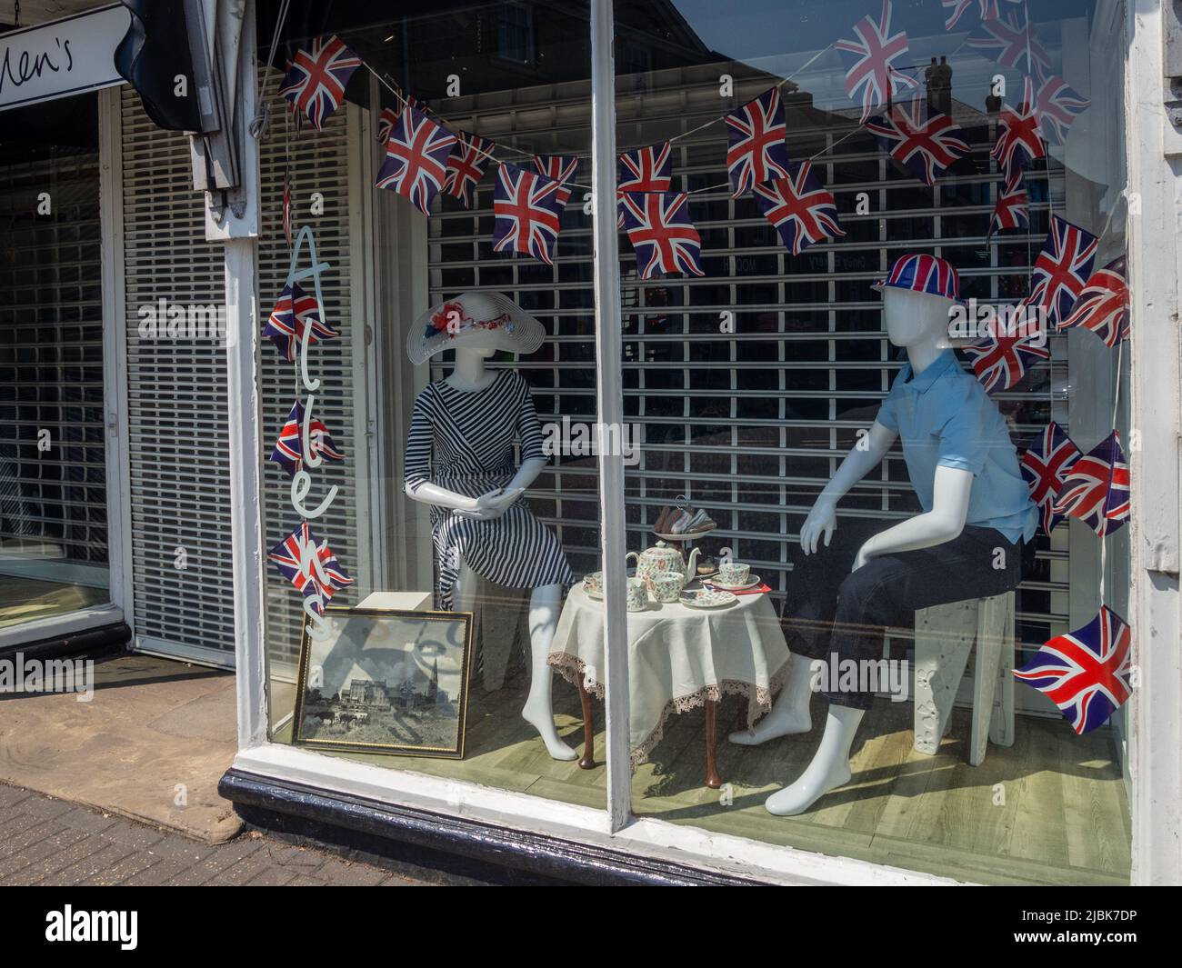 Shop Witwe Display mit Schaufensterpuppen, Nachmittagstee und Haunting für das Platinum Jubilee; Olney, Buckinghamshire, Großbritannien Stockfoto