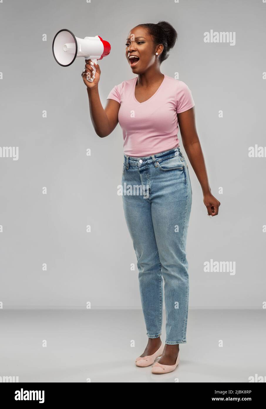 Afrikanische amerikanische Frau über grauer Hintergrund Stockfoto