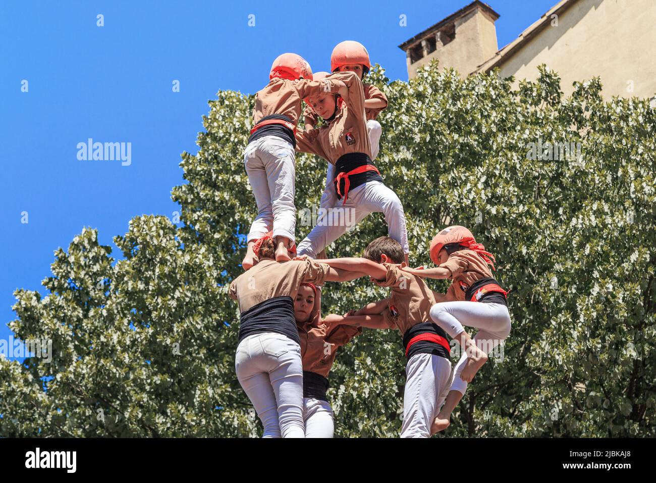 GIRONA, SPANIEN - 14. MAI 2017: Dies ist der Bau eines Hochhauses von Menschen, genannt castel, während der Stadt tht Flower Festival. Stockfoto