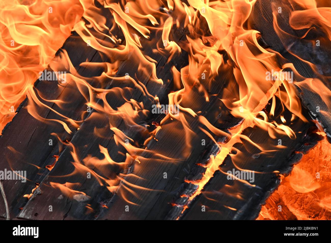 Flammen wüten durch Holzschiefer, leuchtendes Feuer und Flammen Stockfoto