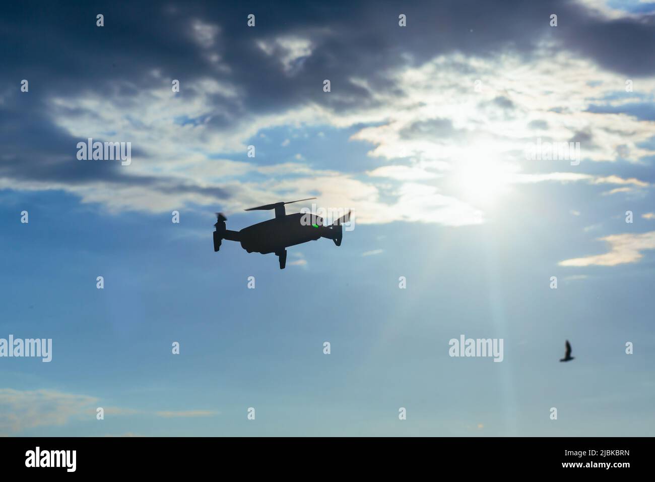 Drohne Silhouette auf Himmel Hintergrund mit Sonnenuntergang Stockfoto