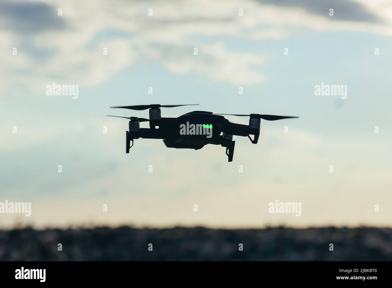 Drohne Silhouette auf Himmel Hintergrund mit Sonnenuntergang Stockfoto