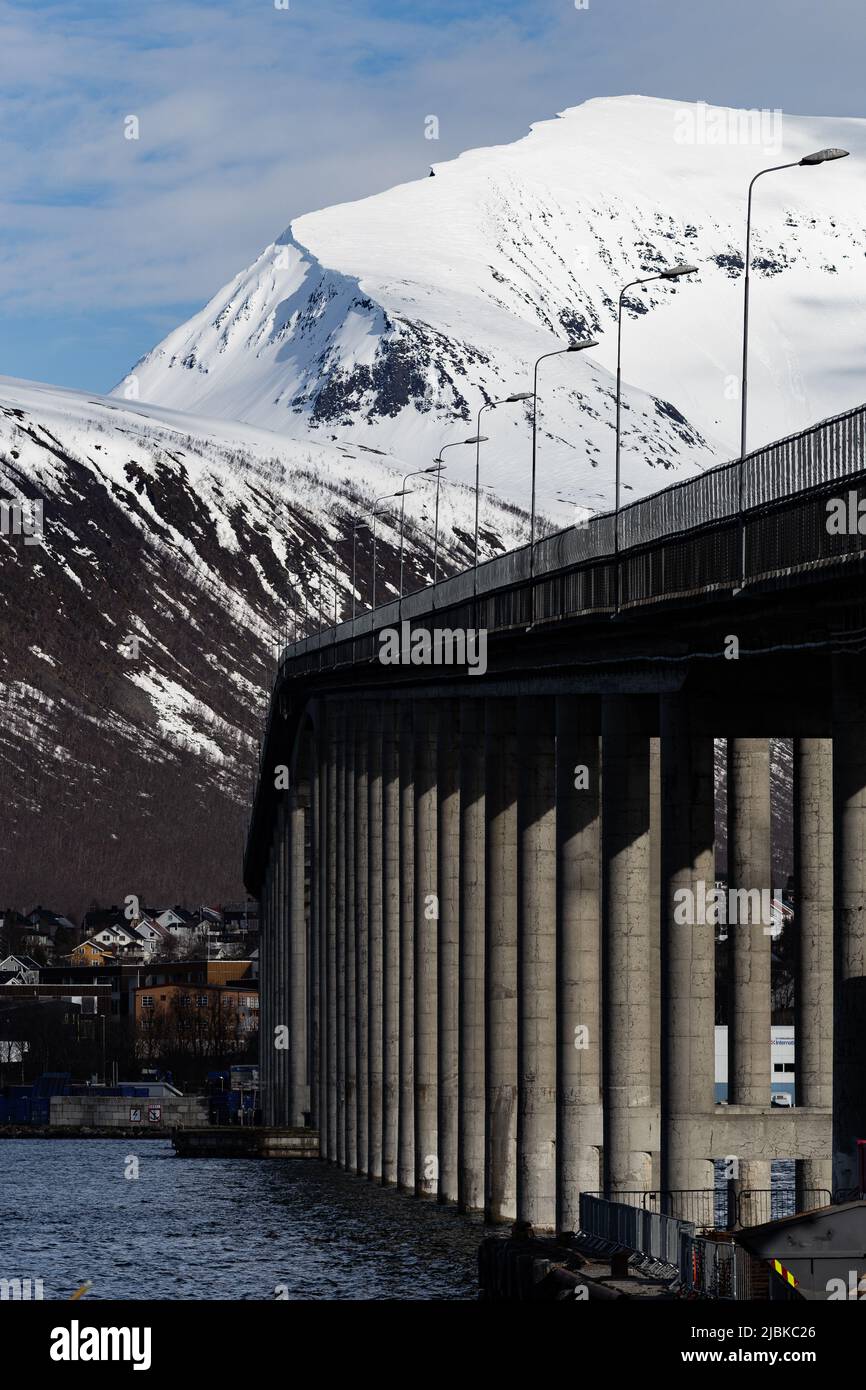 Die Tromsø-Brücke, die die Stadt Tromsø verbindet, wurde von Erling Viksjø entworfen, der ersten freitragenden Brücke, die in Norwegen gebaut wurde. Stockfoto