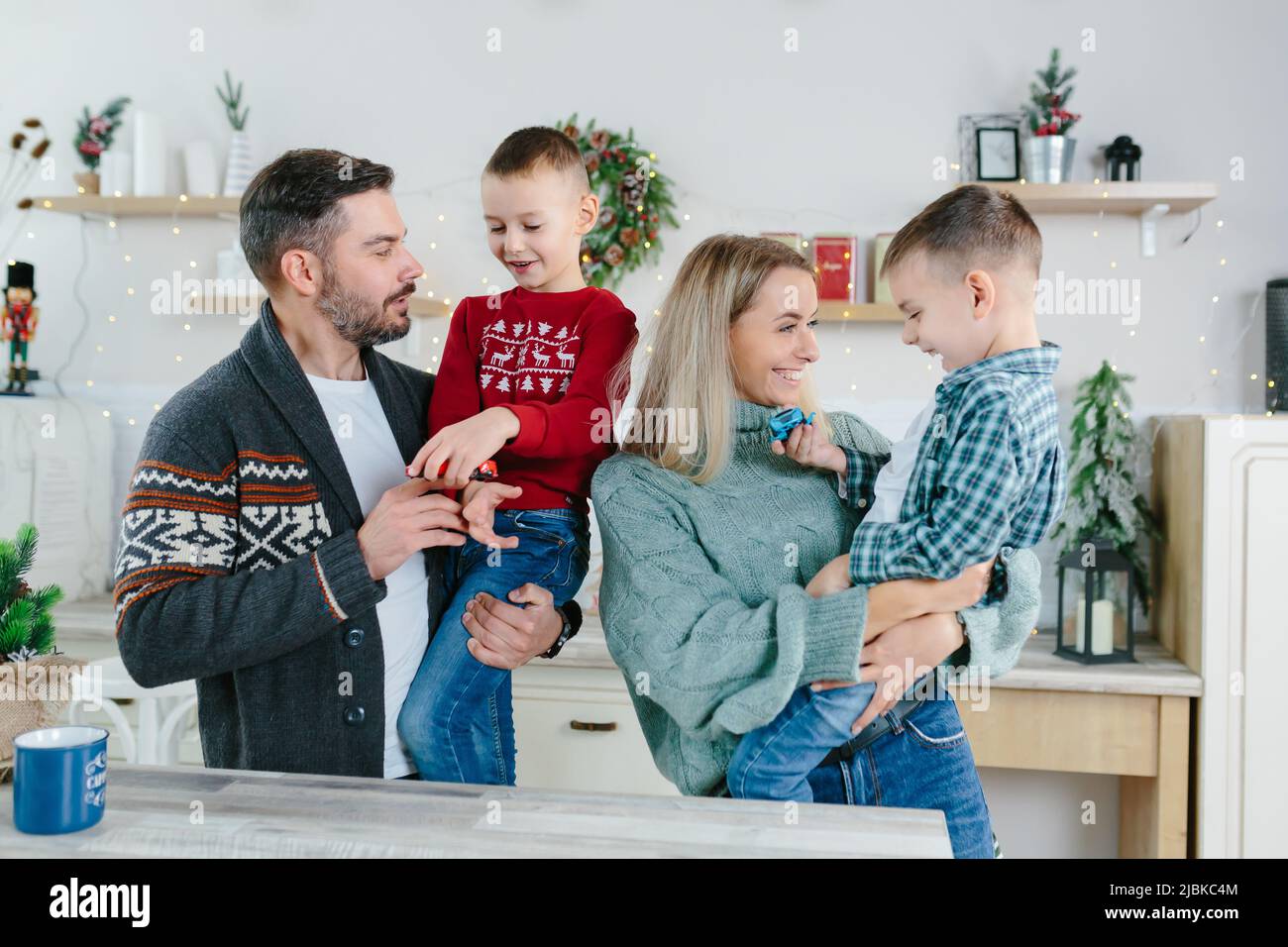 Fröhliches glückliches Ehepaar mit zwei Kindern winkende Hände lachen Spaß zu Hause für Weihnachten posieren, um Kamera in Innenräumen moderne Technologie New Y Stockfoto