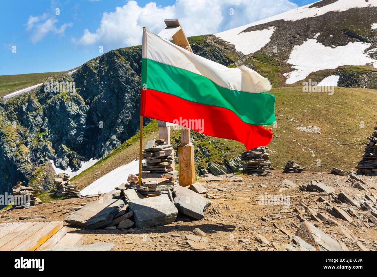 Bulgarische Flagge auf dem Gipfel in der Nähe der sieben Rila-Seen im Nationalpark Rila, Bulgarien Stockfoto