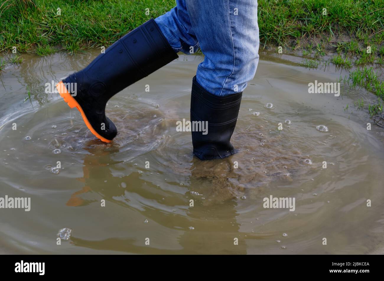 Ein Spaziergang durch Pfützen mit Ihrem Wellingtons macht Pfützen leicht. Stockfoto