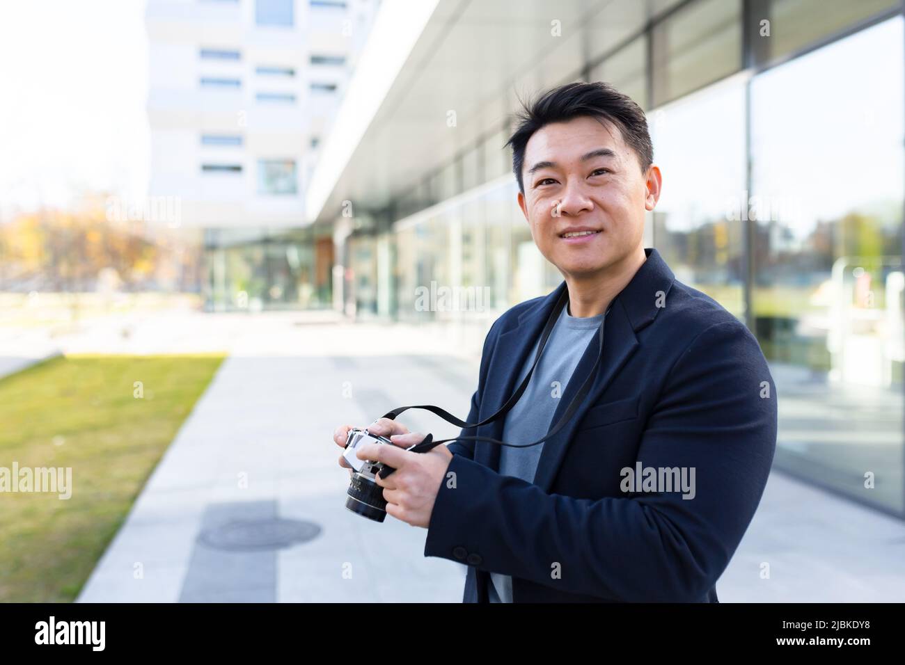 Männlicher asiatischer Fotograf, Tourist macht Fotokamera Stockfoto