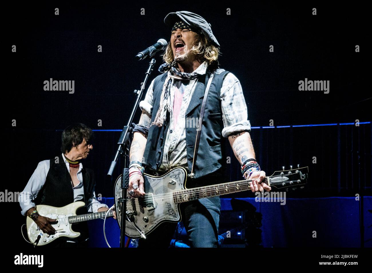 Johnny Depp tritt am 31. Mai 2022 in der Royal Albert Hall mit Jeff Beck auf Stockfoto