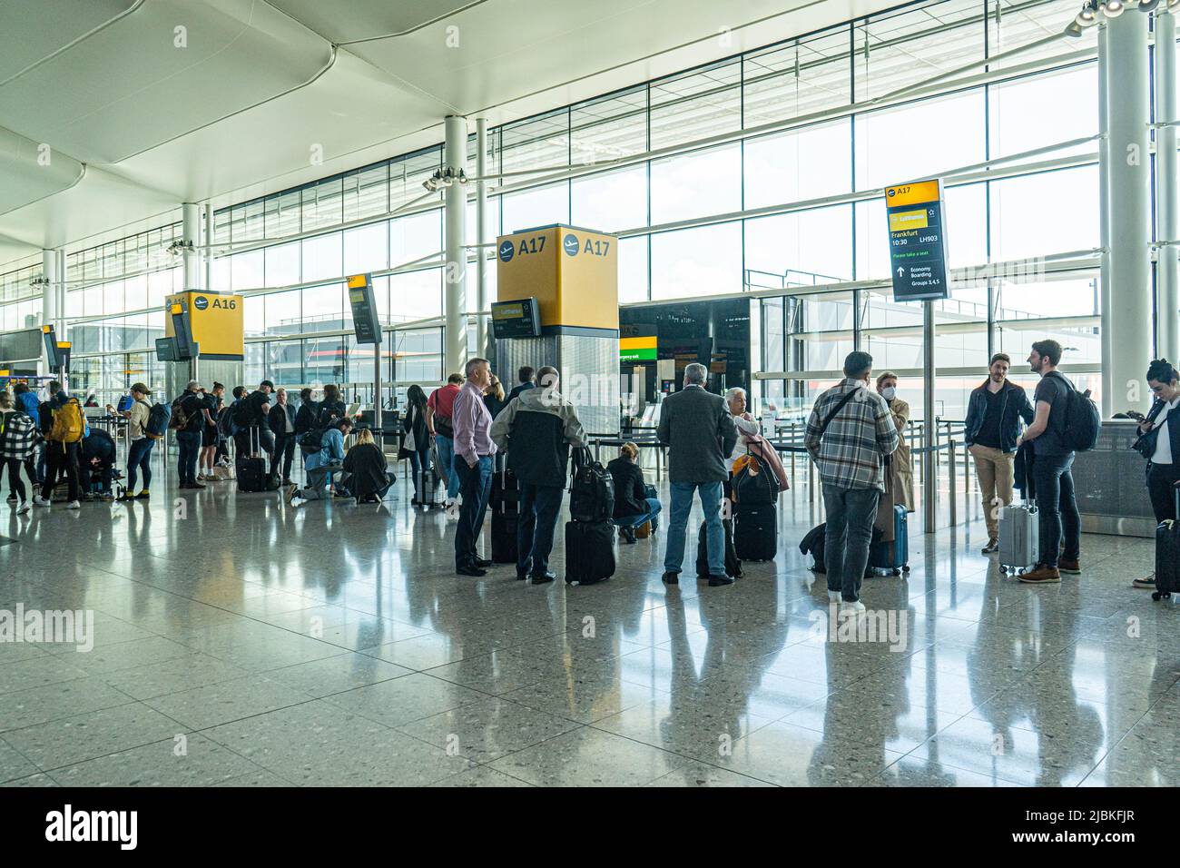 London, 7. Juni 2022. Heathrow Airport Terminal 2 ist voll mit Passagieren, die von einem starken Personalmangel betroffen sind, was zu vielen Flugausfällen und Flughafenunterbrechungen führt und potenziell Tausende von Passagieren im Ausland gestrandet sind.Credit. amer ghazzal/Alamy Live News Stockfoto