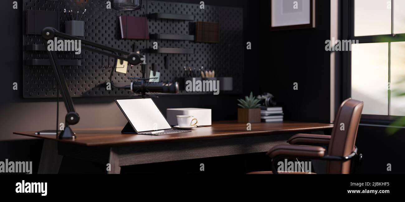 Blogger, Content Creator oder Broadcasting Home Office Station Arbeitsplatz mit Mikrofon, tragbares Tablet-Modell und Zubehör auf dem Tisch über schwarzem Wal Stockfoto
