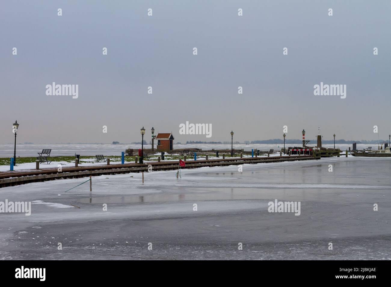 Bürgersteig im gefrorenen Hafen von Volendam, Holland Stockfoto