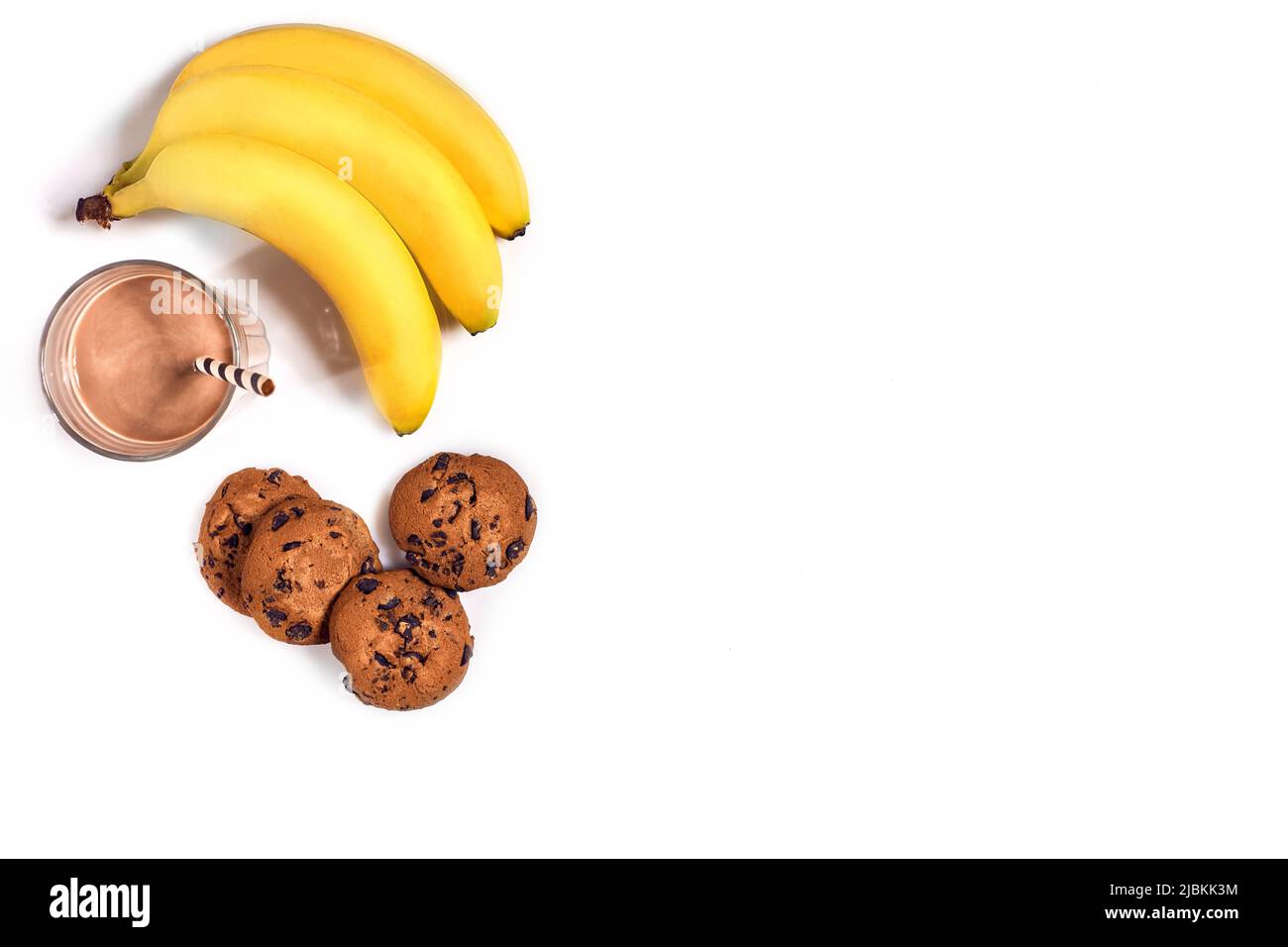 Glas Kakao mit reife, gelbe Bananen und Hafer Cookies. Ansicht von oben Stockfoto