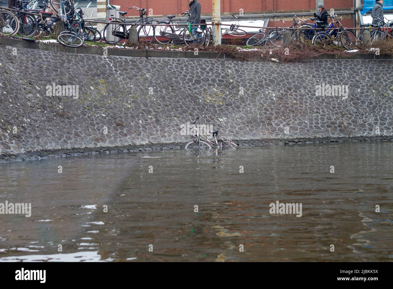 Fahrrad im Wasser eines Kanals in Asterdam, Holland Stockfoto