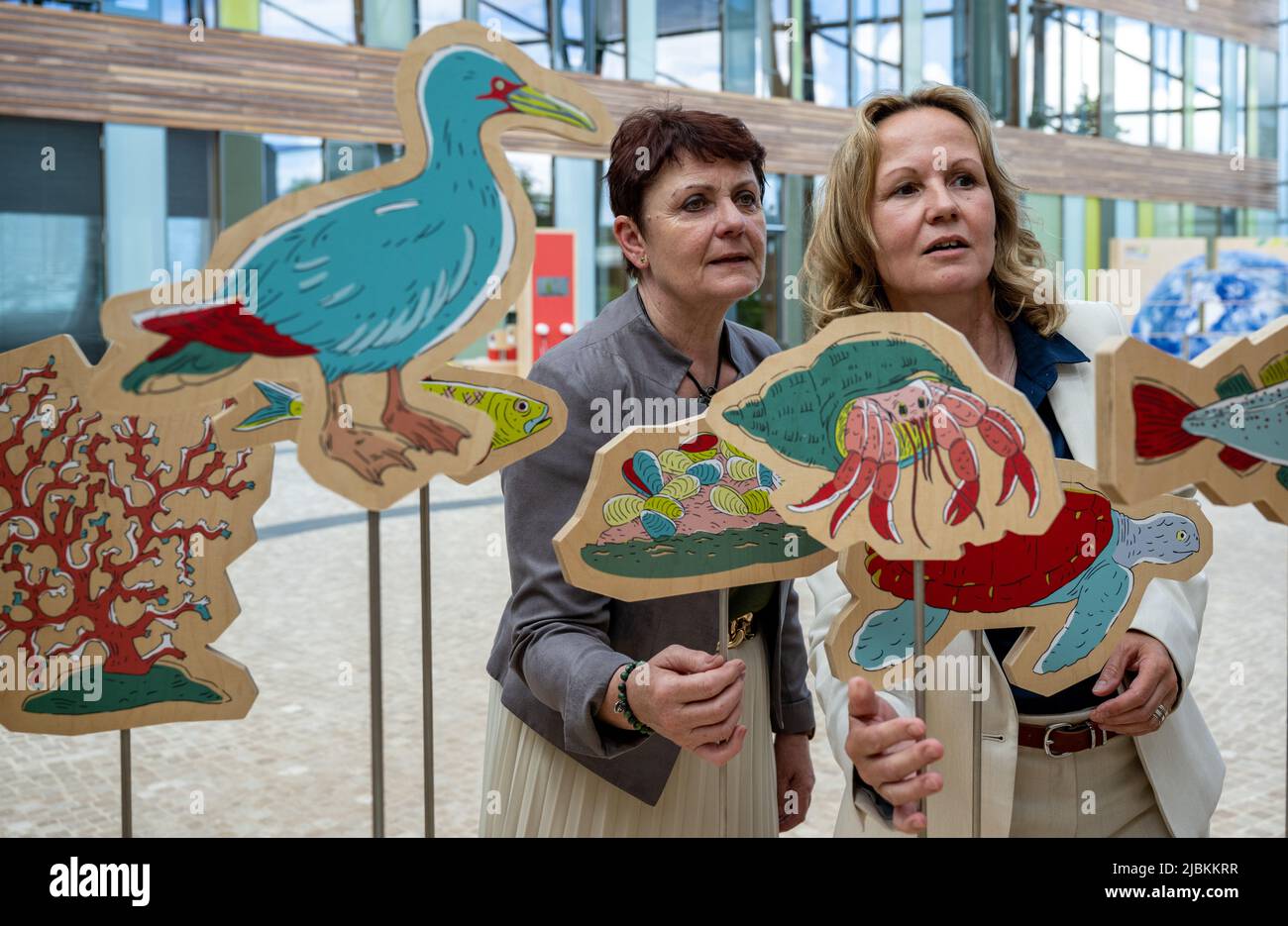 07. Juni 2022, Sachsen-Anhalt, Dessau-Roßlau: Die Bundesumweltministerin Steffi Lemke (Bündnis 90/die Grünen, r) und ihre tschechische Amtskollegin Anna Hubácková schauen sich im Umweltbundesamt in Dessau-Roßlau eine interaktive Installation zur Lage der Meere an. Die beiden Minister treffen sich zu einem eingehenden Austausch. Die Diskussionen, die im Vorfeld der tschechischen EU-Ratspräsidentschaft vom 1. Juli 2022 stattfinden, werden sich unter anderem auf den Schutz der Elbe, aber auch auf Klimaanpassung und natürlichen Klimaschutz konzentrieren. Die Tschechische Republik war ein wichtiger pa Stockfoto