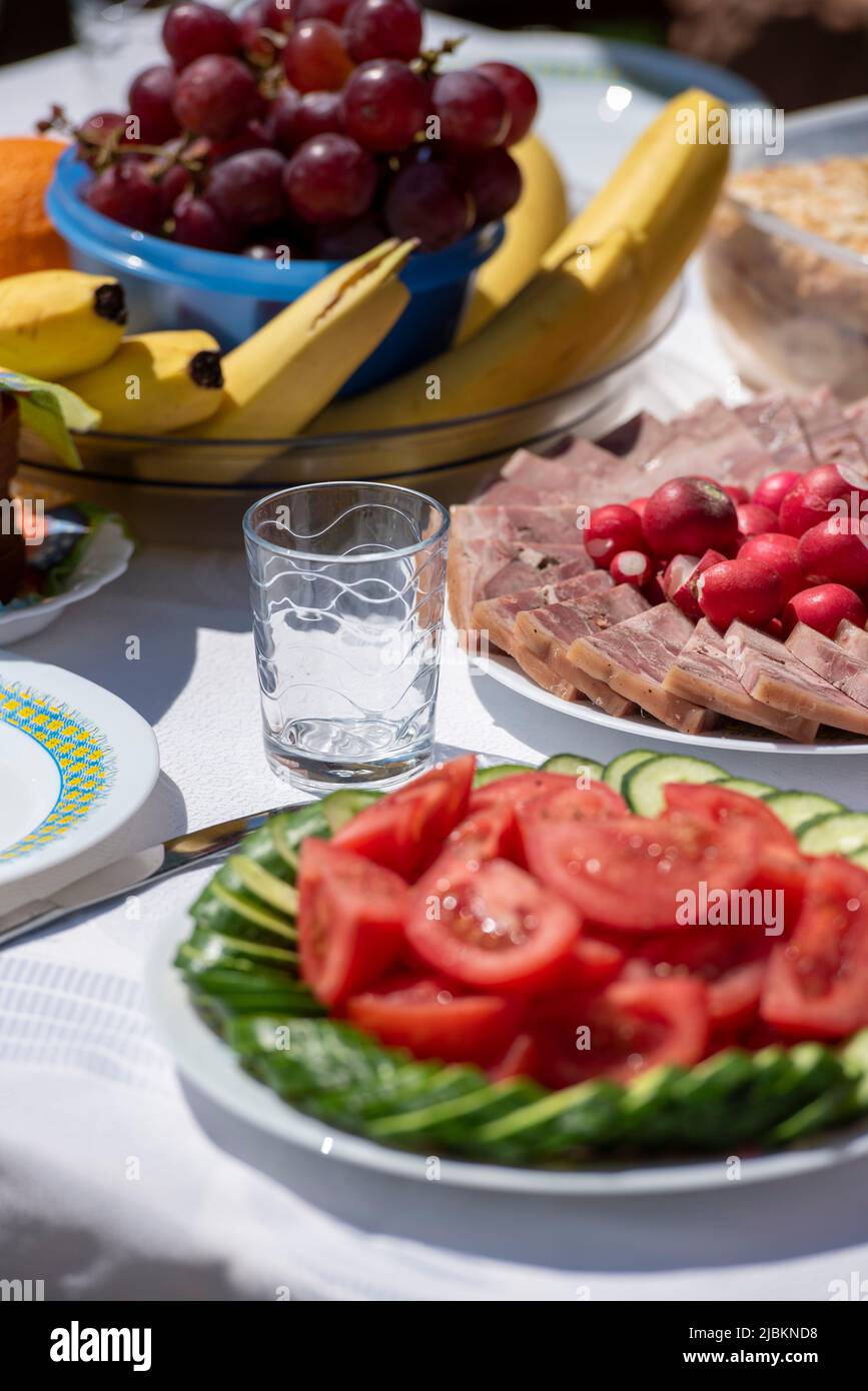 osteuropäische Feste slawische Länder feiern mit traditionellem Essen. Schaschlik Grill. Stockfoto