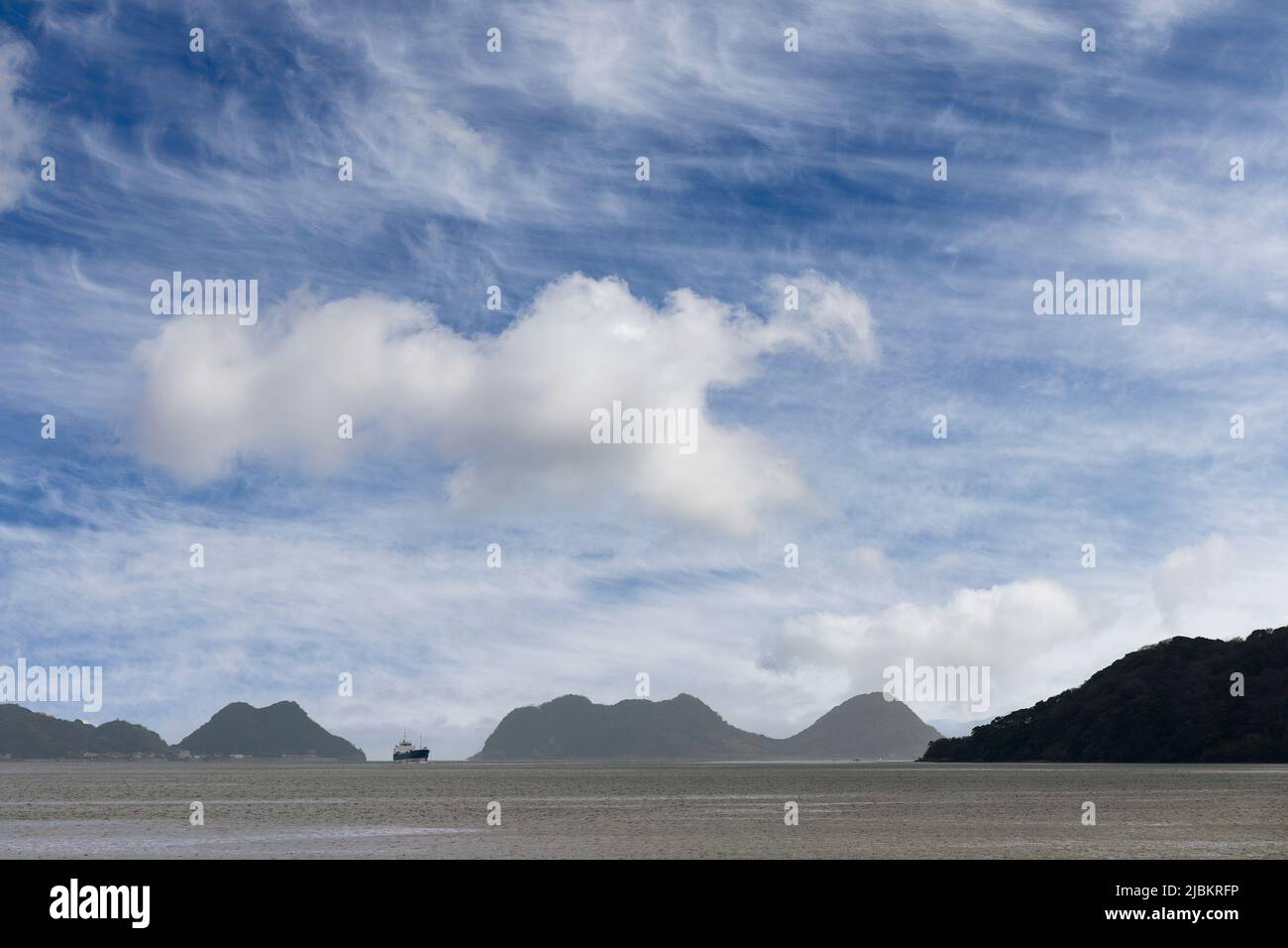 Schiff segelt in die Bucht durch die Hotomenoseto-Straße, Nagato, Japan Stockfoto