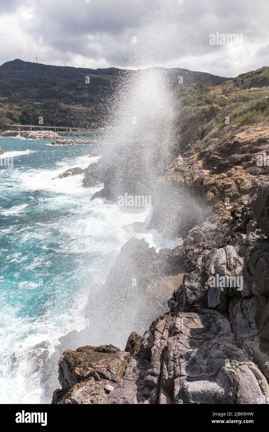Wellen brechen an der Küste am Motonosumi-Schrein, Nagato, Yamaguchi, Japan Stockfoto