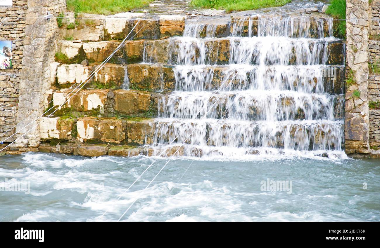 Dekorativer Wasserfall am Fluss Noguera Pallaresa in Sort, Lleida, Katalonien, Spanien, Europa Stockfoto