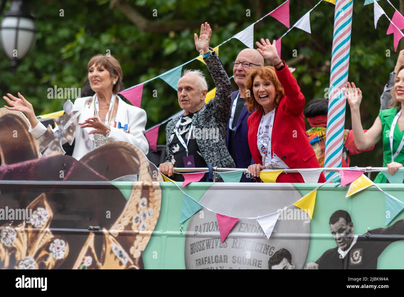 Prominente im offenen Bus bei der Parade der Queen's Platinum Jubilee Pageant in der Mall, London, Großbritannien. Wayne Sleep, Bonnie Langford Stockfoto