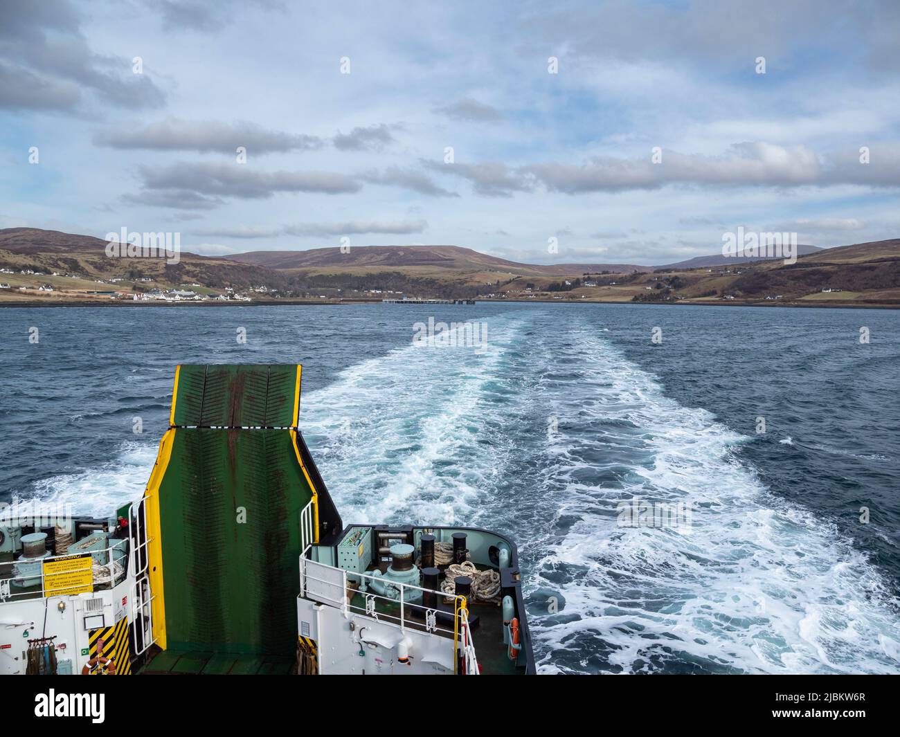 An Bord der kaledonischen MacBrayne-Fähre MV Hebrides, die vom Fährhafen Uig, Isle of Skye, Schottland, abfährt Stockfoto