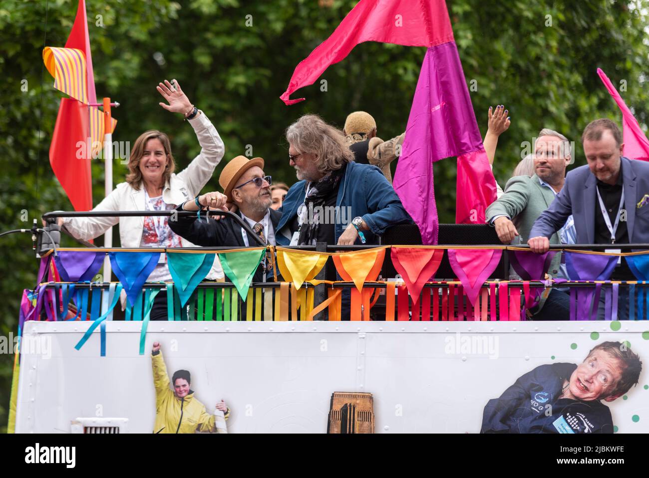 Prominente im offenen Bus bei der Parade der Queen's Platinum Jubilee Pageant in der Mall, London, Großbritannien. Hairy Bikers Dave Myers und Si King Stockfoto