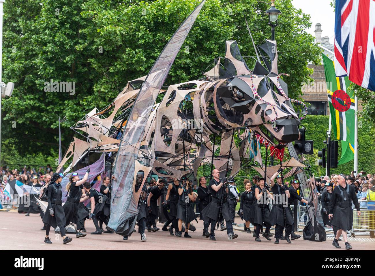 Große mechanische Drachenpuppe namens Hatchling bei der Parade der Queen's Platinum Jubilee Pageant in der Mall, London, Großbritannien. Stockfoto