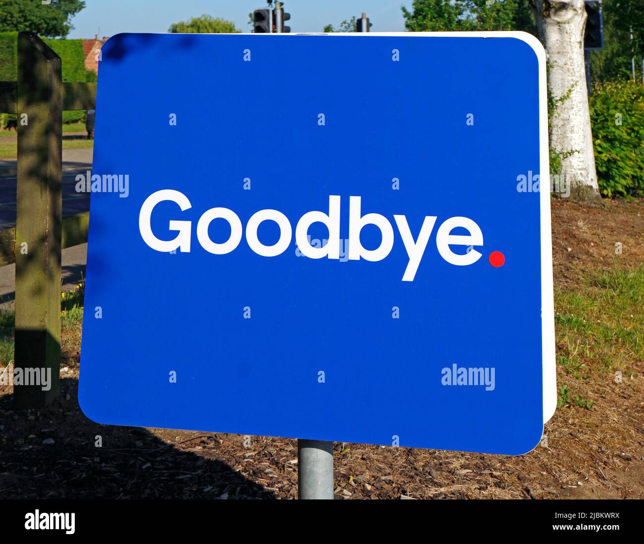 Ein Auf Wiedersehen-Schild an der Ausfahrt des Parkplatzes von einem Tesco-Supermarkt in Sprowston, Norfolk, England, Großbritannien. Stockfoto