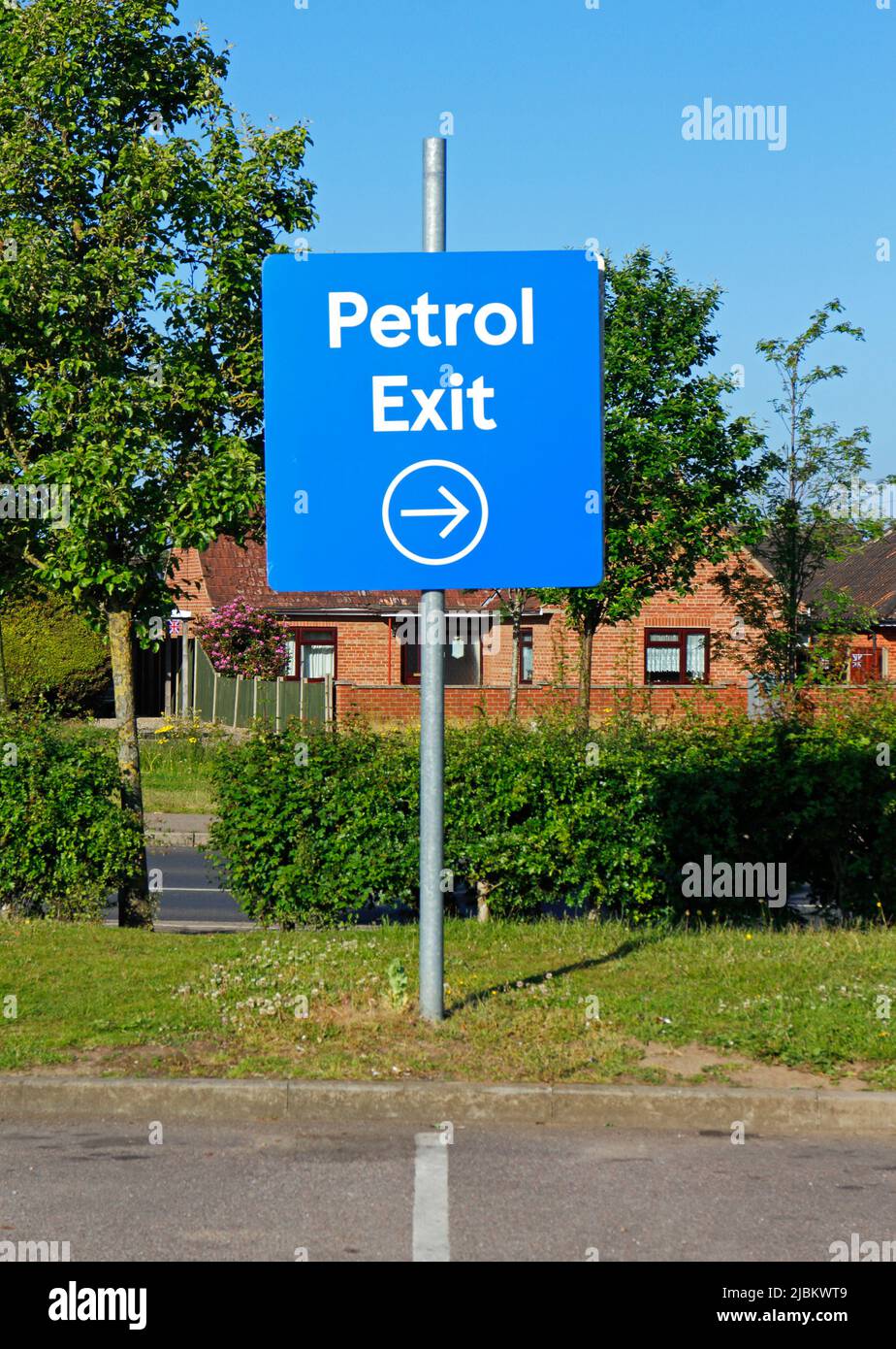 Ein Schild für den Parkplatz des Tesco Extra Supermarkts, das den Ausgang und die Richtung zur Tankstelle in Sprowston, Norfolk, England, Großbritannien anzeigt. Stockfoto