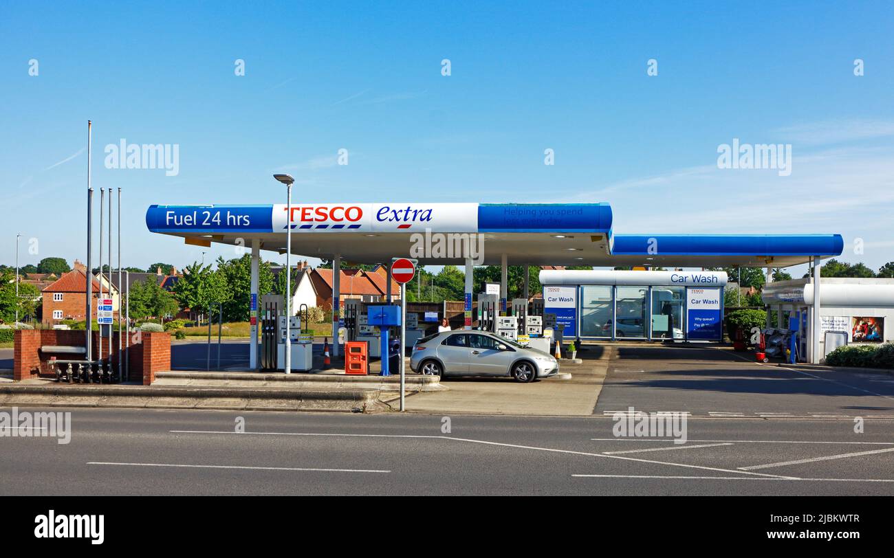 Eine Tesco Extra-Tankstelle mit Autowaschanlage und Shop in Sprowston, Norfolk, England, Vereinigtes Königreich. Stockfoto