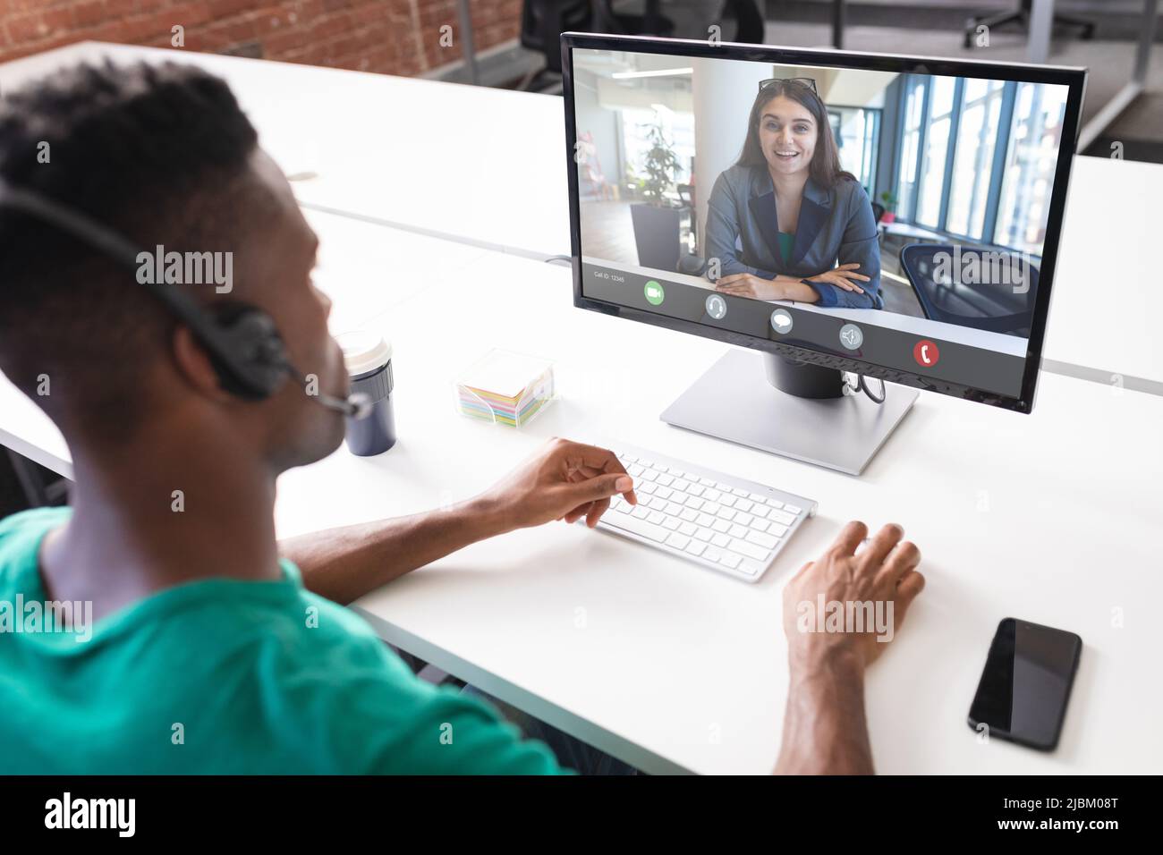 Multirassische Geschäftsmann und Geschäftsfrau diskutieren Arbeit auf Videoanruf über Desktop-pc Stockfoto