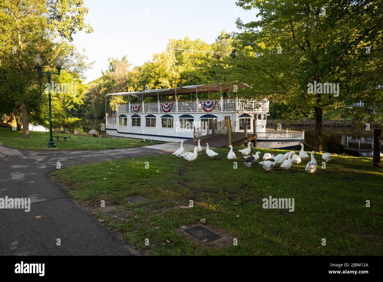 Grand Ledge MI - 5. September 2021: Vintage-Flussboot, das mit Gänsen angedockt ist Stockfoto