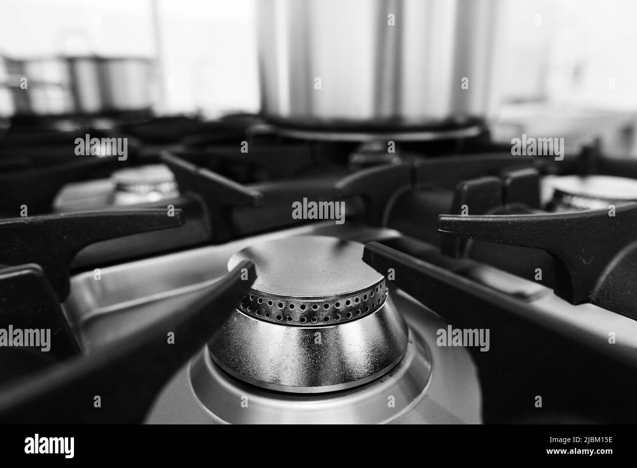 Details zur geringen Schärfentiefe (selektiver Fokus) mit einem brandneuen, unbenutzten, professionellen metallischen Gasbrenner. Stockfoto