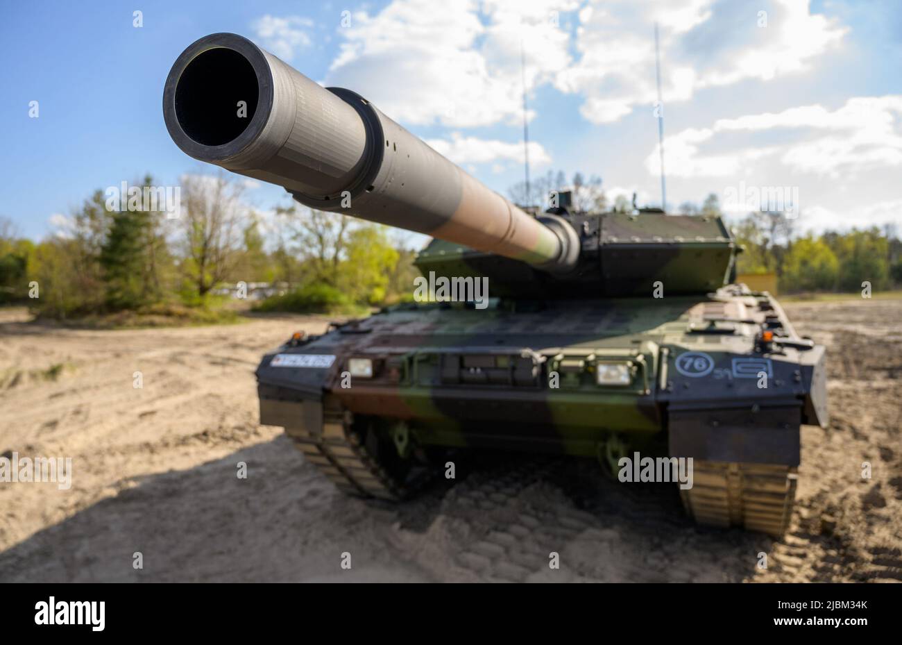 ABGELEGT - 28. April 2022, Niedersachsen, Münster: Ein Kampfpanzer der deutschen Armee Leopard 2 A7V steht auf dem Trainingsgelände. Nach Angaben von Bundeskanzler Scholz hat Spanien noch keinen Antrag auf Export von deutschen Leopard 2-Panzern in die Ukraine gestellt. Wenn es noch einen solchen Antrag gibt, wird er geprüft, sagte der SPD-Politiker am Dienstag während seines Besuchs in Litauen. Laut einem Bericht in der Zeitung El País will Spanien die Ukraine mit den deutschen Kampfpanzern Leopard 2 A4 versorgen. In der Regel muss die Bundesregierung solche Rüstungsexporte genehmigen, weil die Kaufverträge dies enthalten Stockfoto