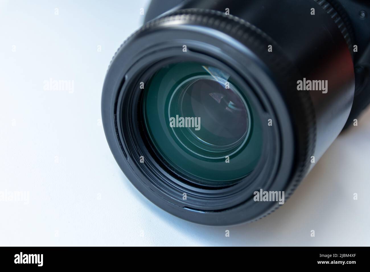 Professionelle dslr-Kameraausrüstung mit 70-300-mm-Telezoom-Objektiv mit Weitwinkelobjektiv in Makroansicht zeigt Details fotografische Ausrüstung Stockfoto