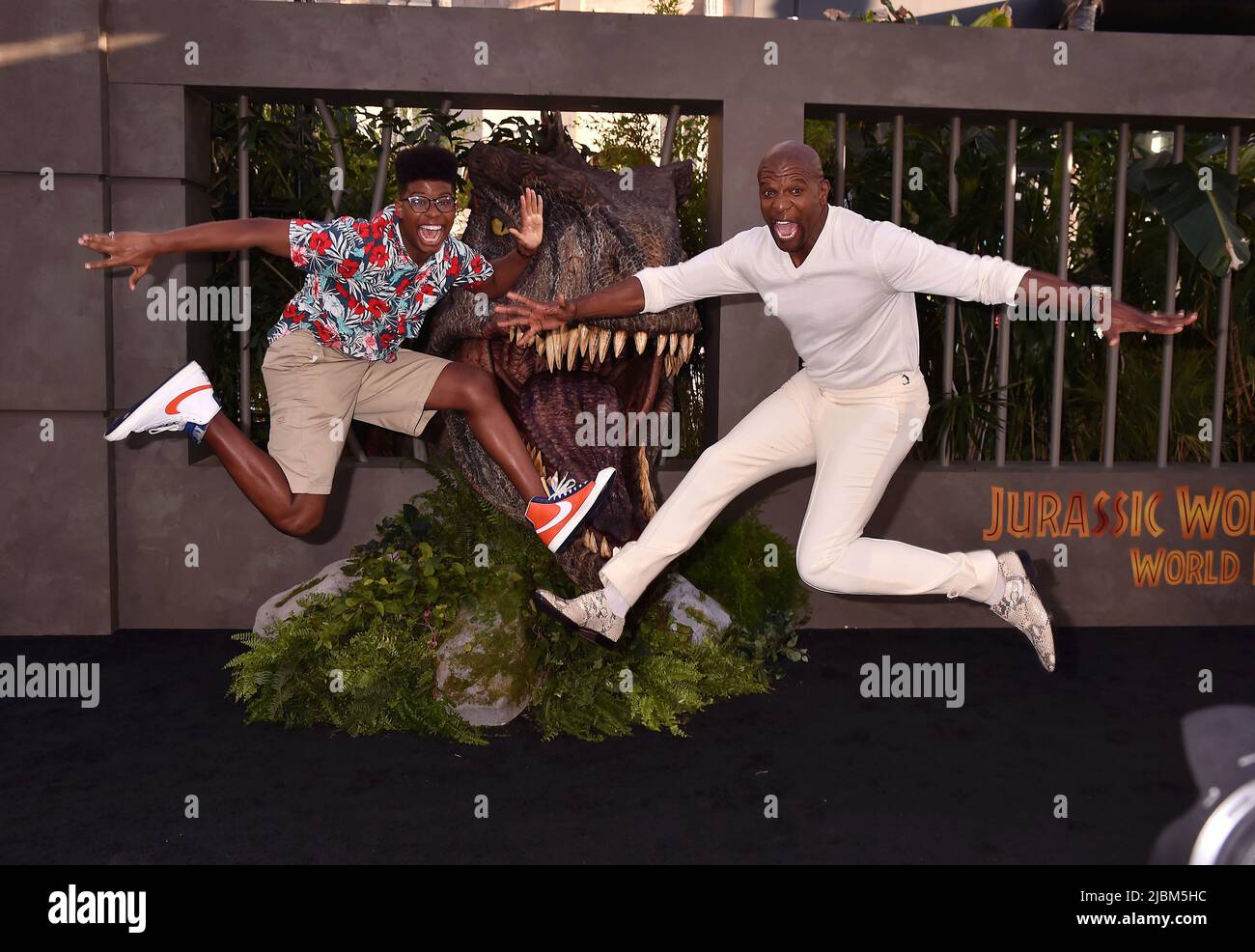 HOLLYWOOD, CA - 06. JUNI: (L-R) Jesaja-Crews und Terry-Crews nehmen an der Los Angeles-Premiere von Universal Pictures' 'Jurassic World Dominion' im TC Teil Stockfoto