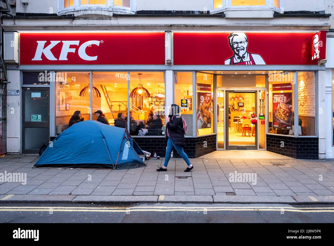 Brighton, 6. 2019. März: Die Obdachlosigkeit-Krise hat eine Person gezwungen, ein Zelt außerhalb des KFC auf der Haupteinkaufsstraße, Western Road, zu schlagen Stockfoto