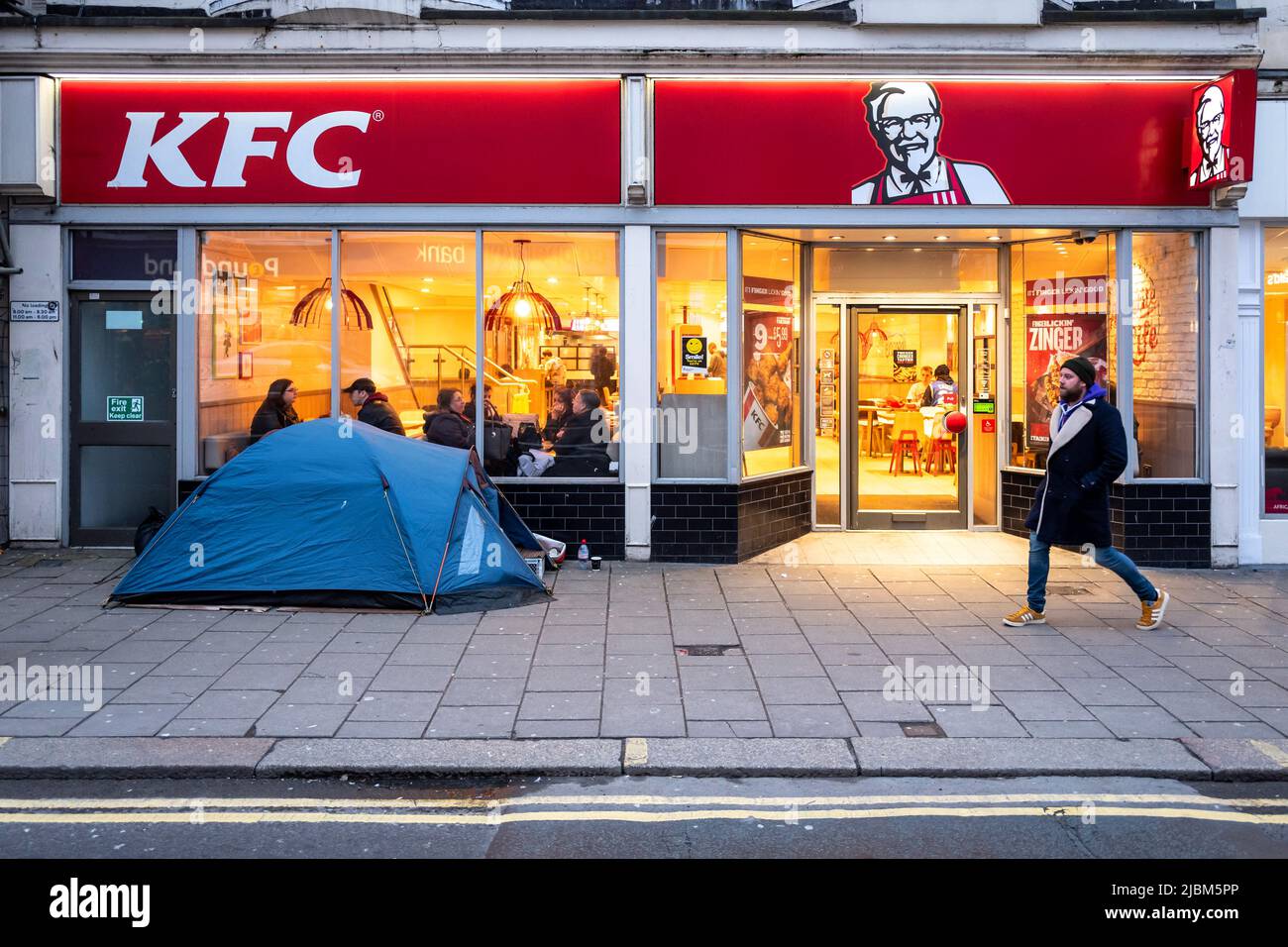 Brighton, 6. 2019. März: Die Obdachlosigkeit-Krise hat eine Person gezwungen, ein Zelt außerhalb des KFC auf der Haupteinkaufsstraße, Western Road, zu schlagen Stockfoto
