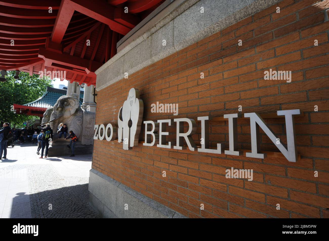 Tierpark berlin eingang Fotos und Bildmaterial in hoher Auflösung Alamy