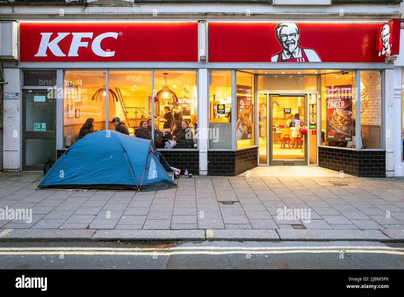 Brighton, 6. 2019. März: Die Obdachlosigkeit-Krise hat eine Person gezwungen, ein Zelt außerhalb des KFC auf der Haupteinkaufsstraße, Western Road, zu schlagen Stockfoto