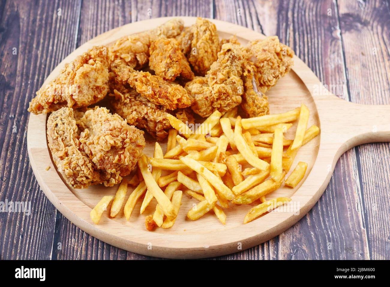 Junk Food auf Holzplatte auf dem Tisch Stockfoto