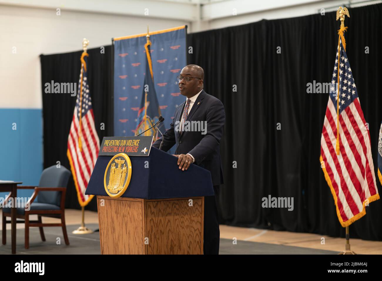 Bronx, USA. 06.. Juni 2022. Der Bürgermeister von Buffalo, Byron Brown, schließt sich dem New Yorker Govnernor Kathy Hochul an, als sie sich am 6. Juni 2022 in der Bronx, NY, aufhielt, um ein neues Waffengesetzpaket zu unterzeichnen, um die Waffengesetze des Staates sofort zu stärken und kritische Schlupflöcher zu schließen. (Foto von Steve Sanchez/Sipa USA) Quelle: SIPA USA/Alamy Live News Stockfoto