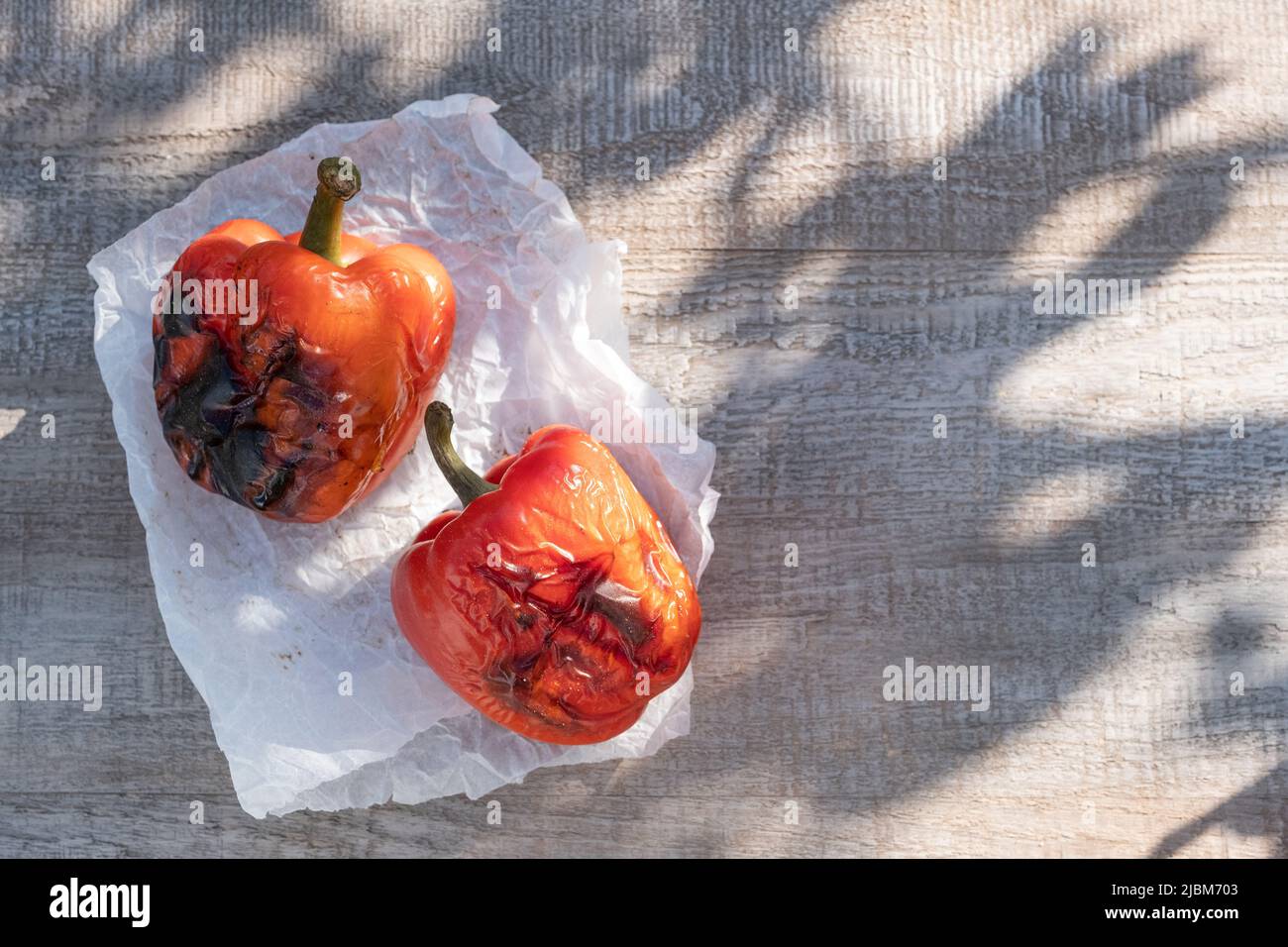 Geröstete rote Paprika auf dem Grill Stockfoto