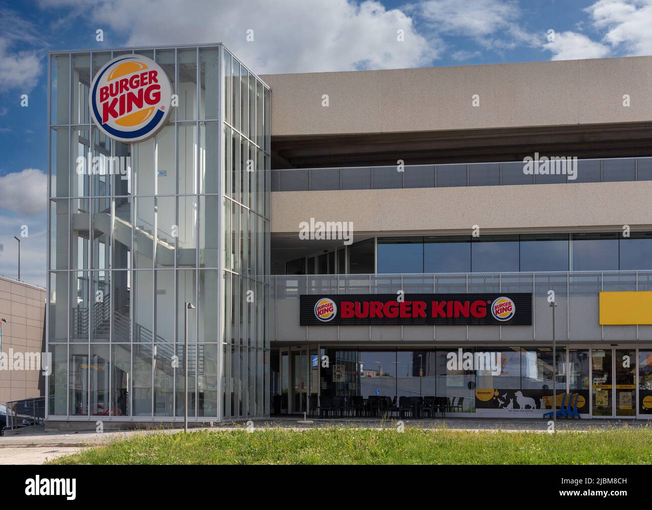 Borgo San Dalmazzo, Cuneo, Italien - 03. Juni 2022: Burger King Fast Food Restaurant, Burger King Corporation ist ein berühmtes internationales Fast Food Restaurant Stockfoto