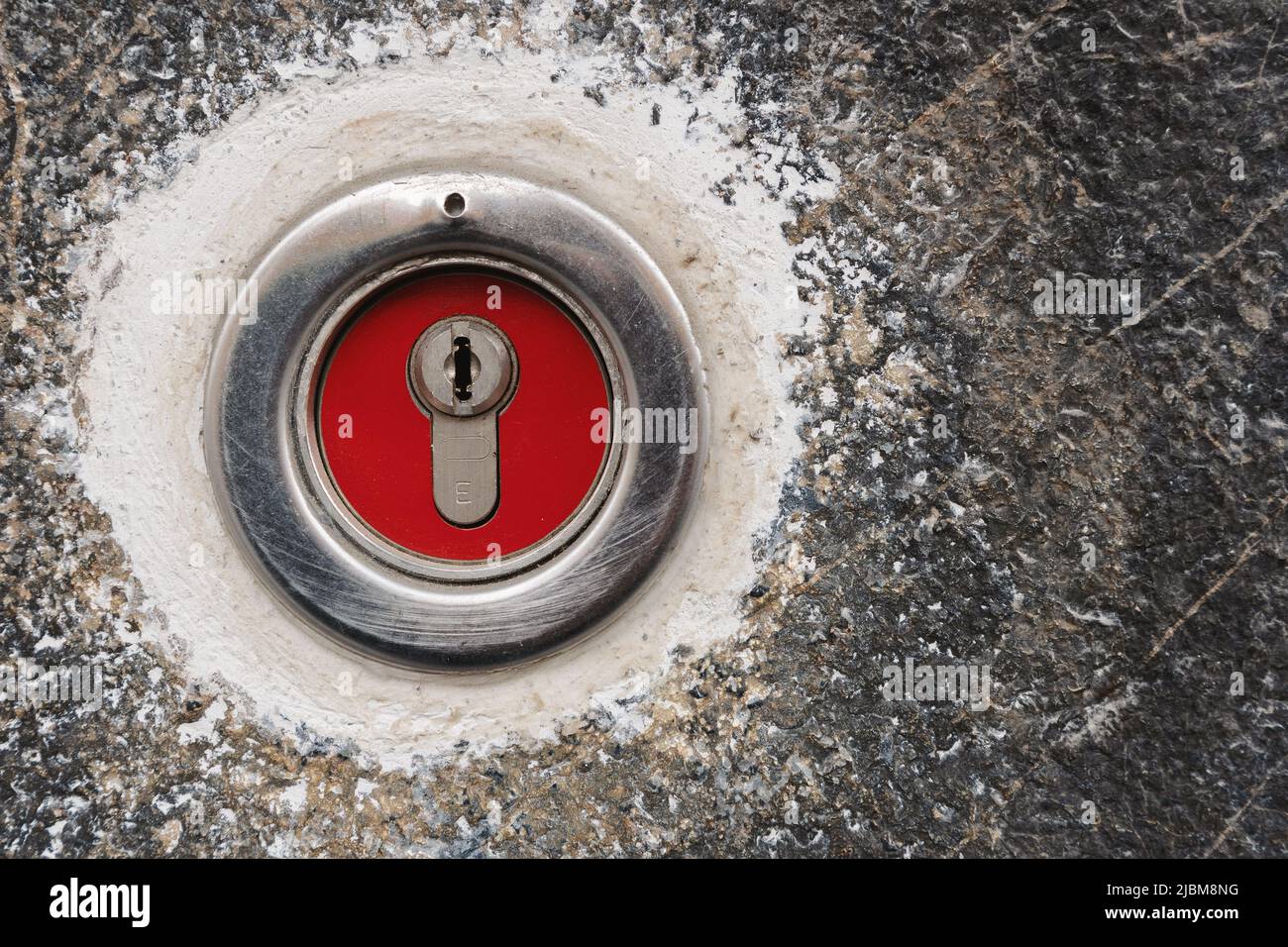 Details von modernen und einfachen Schlössern in der alten Wand. Stockfoto