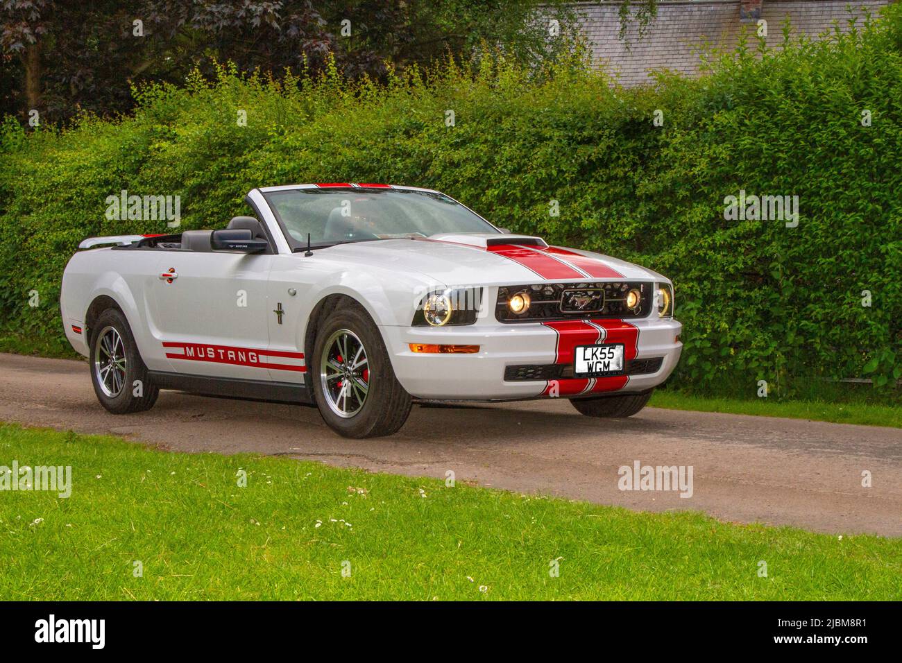 2005 weiße rote Motorhaubenstreifen am Ford Mustang 4000cc Supercar 4,0L V6 SOHC 12 Ventile, Ankunft in worden Park Motor Village, Leyland, Großbritannien Stockfoto