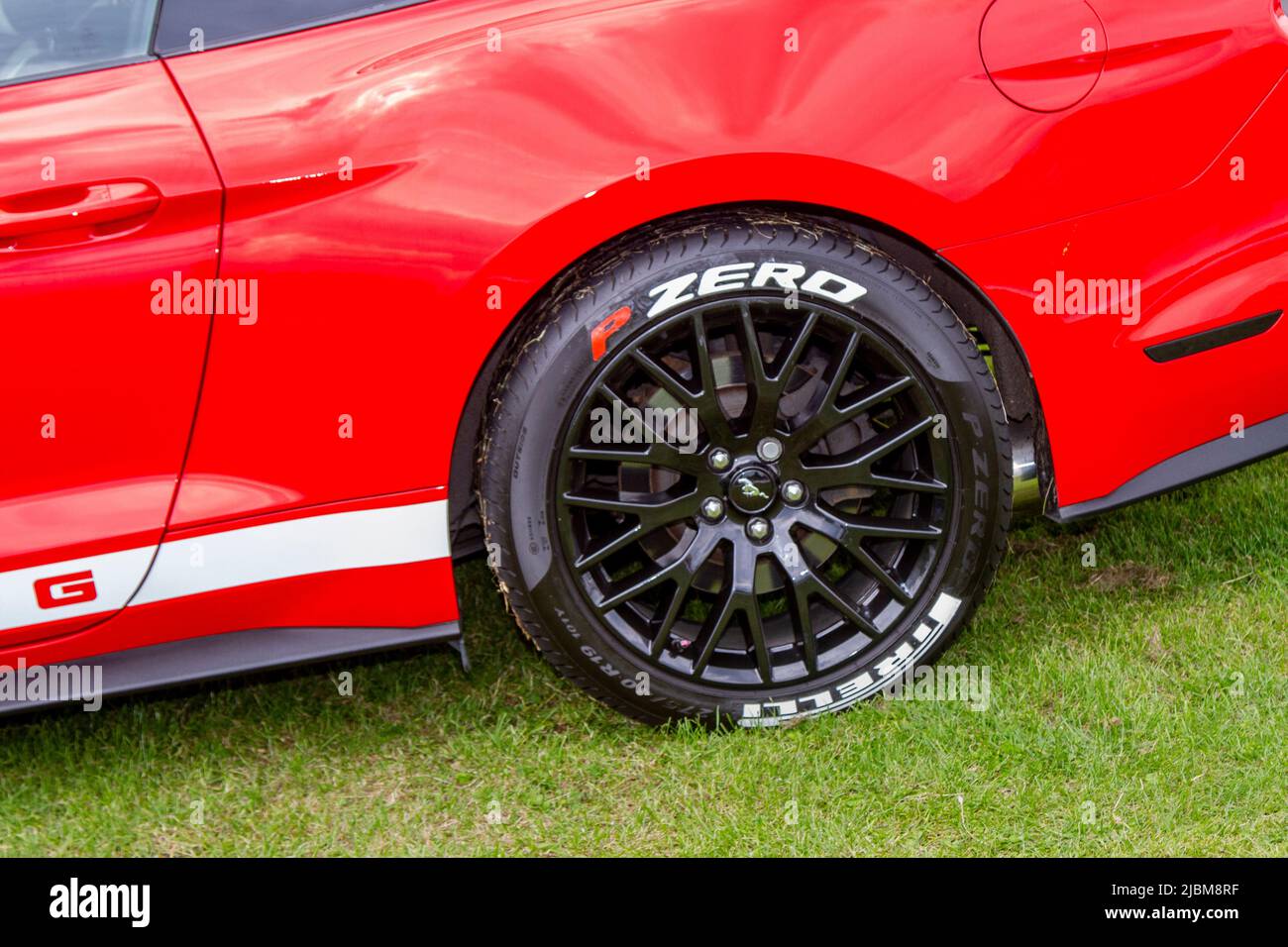 P Zero-Reifen für den Ford Mustang GT V8 in Worden Park Motor Village, Leyland, Großbritannien Stockfoto