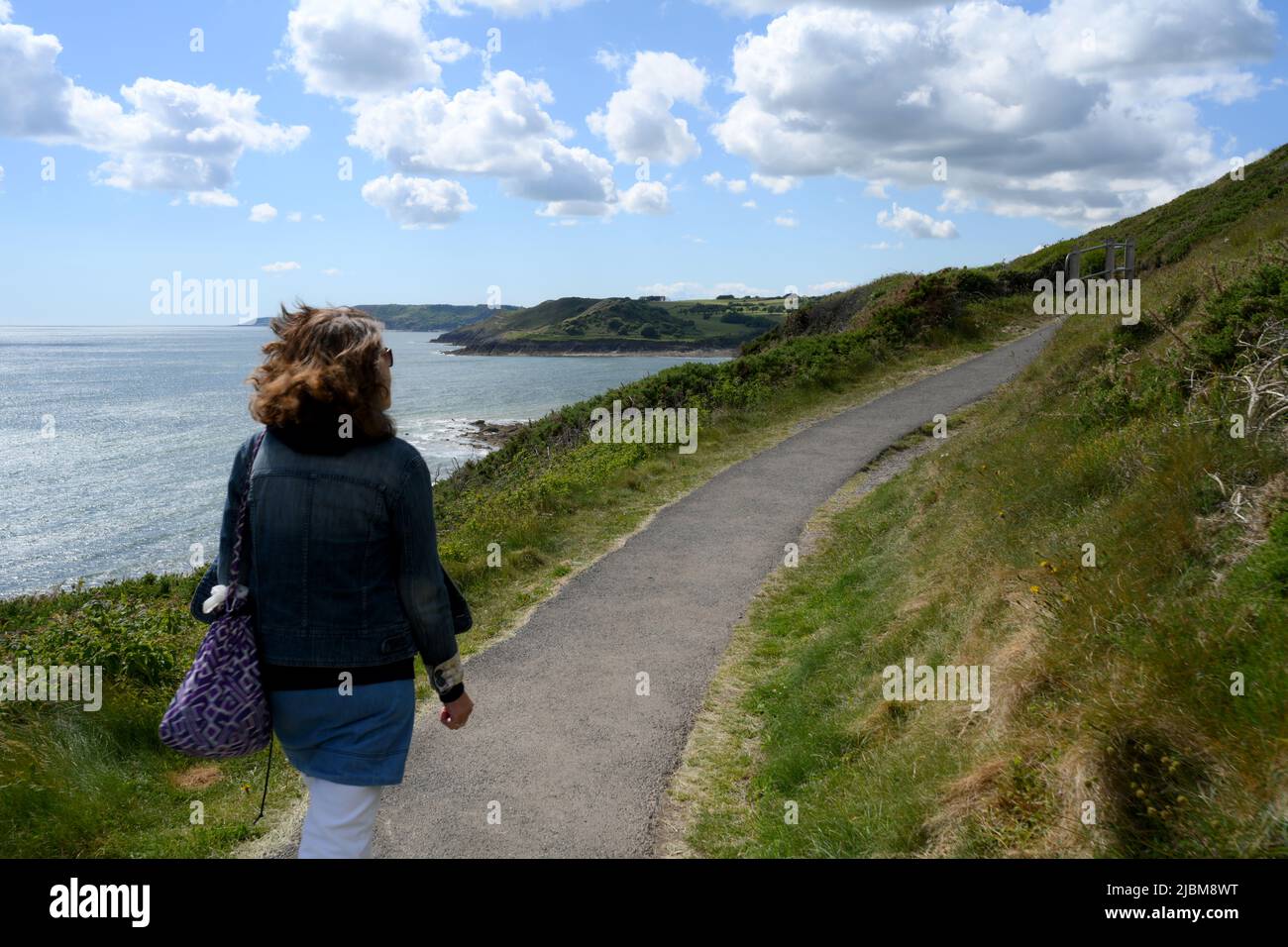 Wandern auf dem Fußweg von Bracelet nach Langland Bay, Gower, Swansea, Wales, Großbritannien Stockfoto