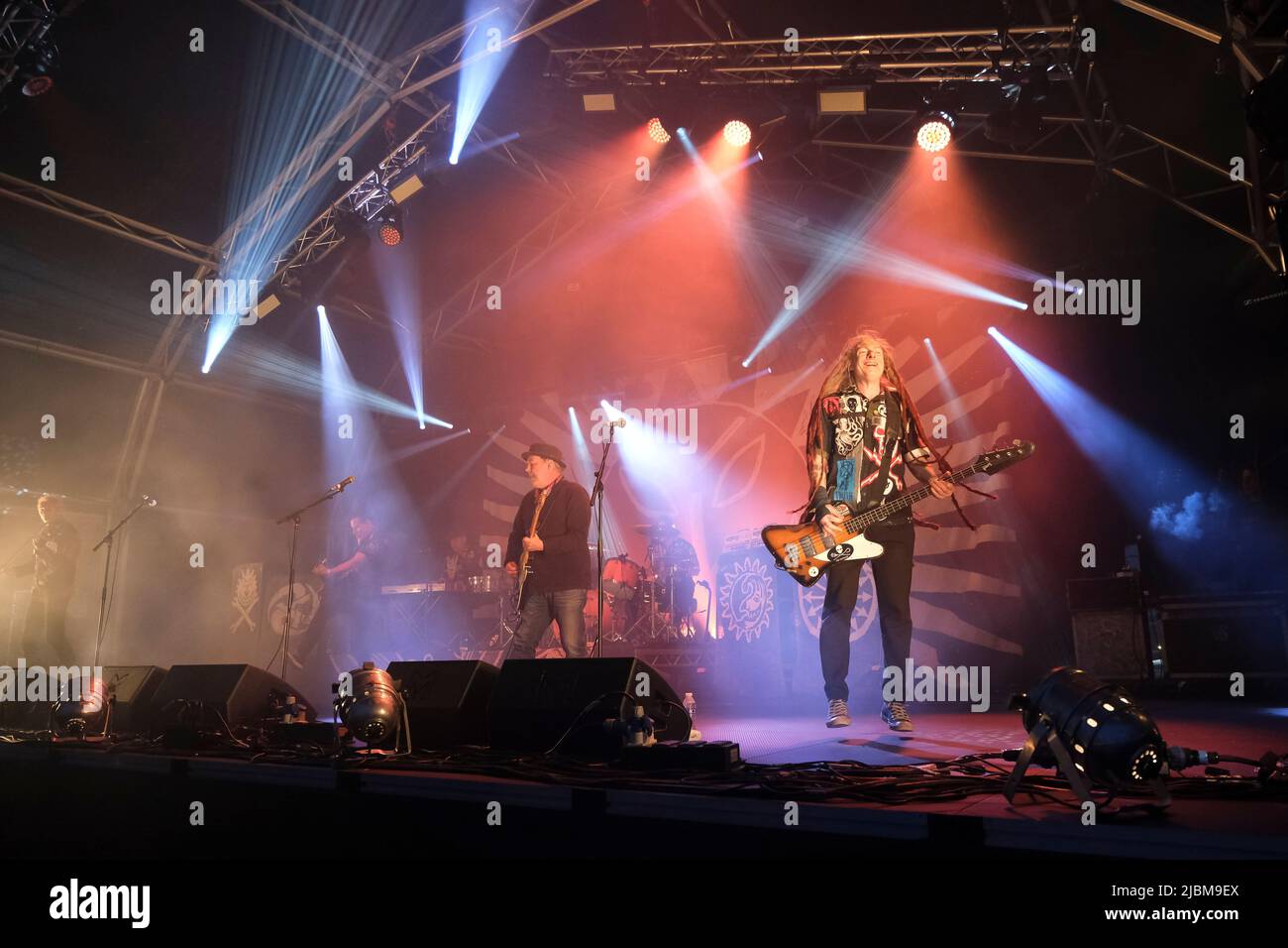 Jeremy Cunningham und Mark Chadwick von den Levelers treten beim Wychwood Festival, Cheltenham, Großbritannien, auf. 4. Juni 2022 Stockfoto