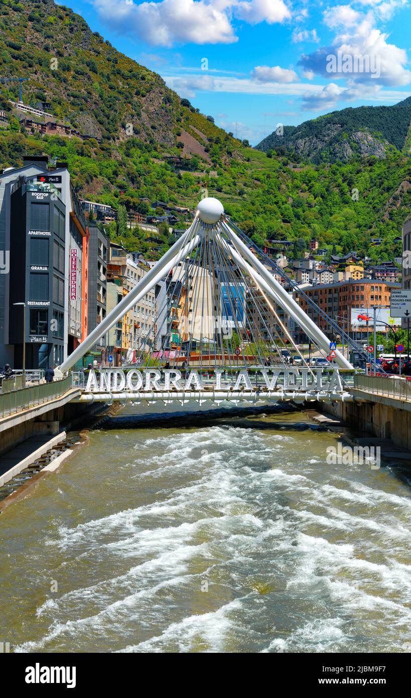 Andorra la Vella, Fürstentum Andorra - Mai, 29 2019: Landschaftlich reizvolle Stadtansicht des Stadtzentrums von Andorra la Vella mit einer Brücke über die Pont de Paris und modernem Hous Stockfoto